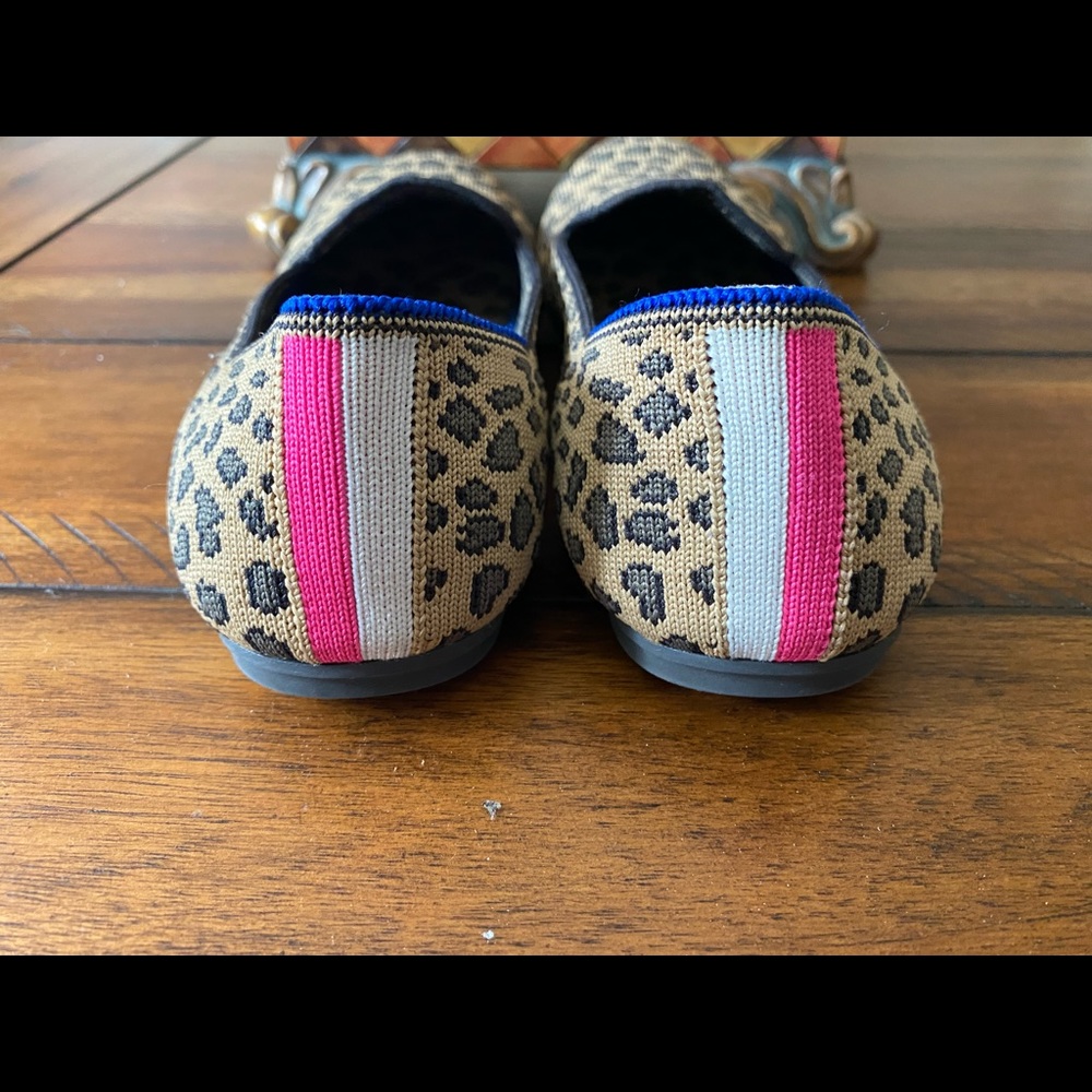 Excellent condition!! Used one time. Cheetah print.